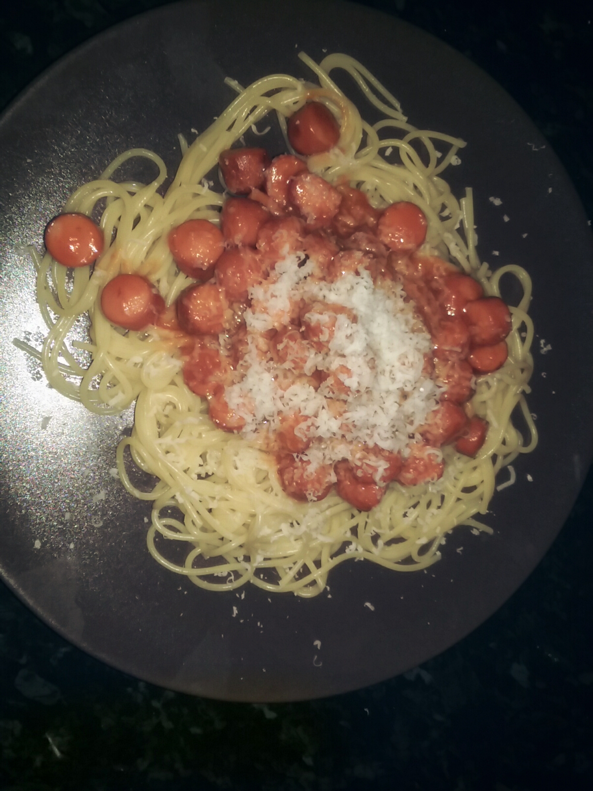 Spaghetti with sausage in tomato sauce – by Karoline Berth